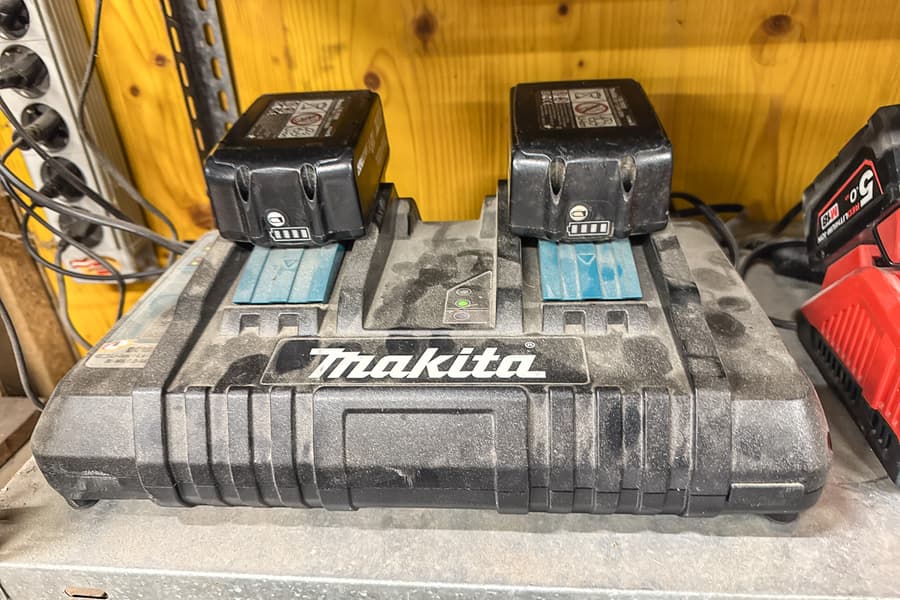 Ladestation und 2 Akku Makita